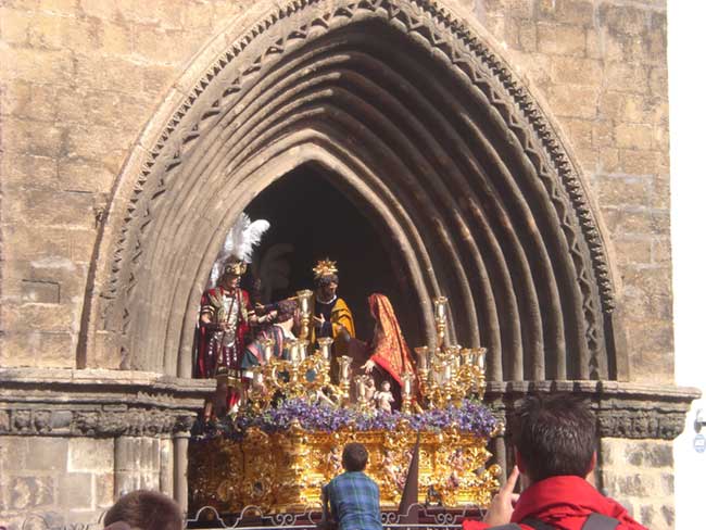El misterio de El Carmen Doloroso abandonando su templo/Ángel Espínola