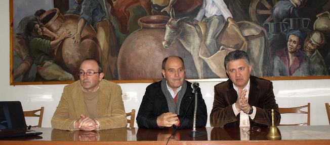 El delegado provincial de Agricultura y Pesca, Francisco Gallardo, se ha reunido esta mañana con los afectados por el temporal de nieve en Constantina / Sevilla Actualidad