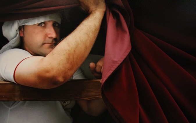 Los especialistas recomiendan al costalero prevenir lesiones haciendo ejercicio para fortalecer los músculos antes de cargar el paso desde las trabajaderas / Mercedes Romero