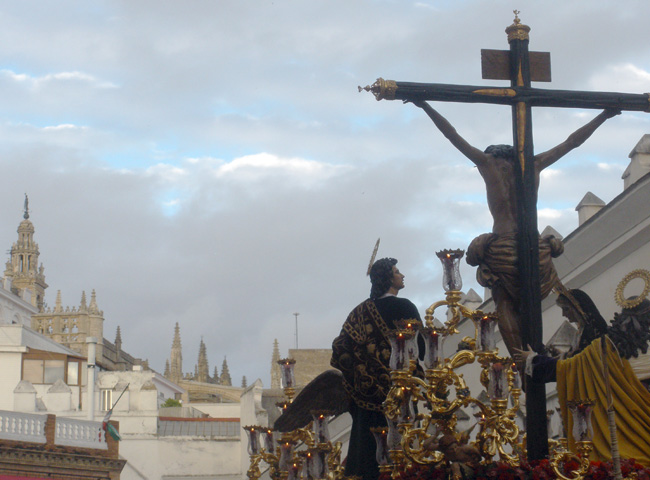El Cristo de las Aguas camino de la calle Arfe/Ángel Espínola