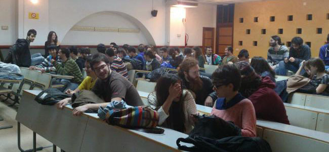 Unos 100 estudiantes permanecen encerrados en el Rectorado de la US / Imagen: @contrafoto21 (Twitter)