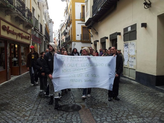 Aproximadamente unas 80 personas han secundado las protestas./Patricia González López-Contrafoto 21