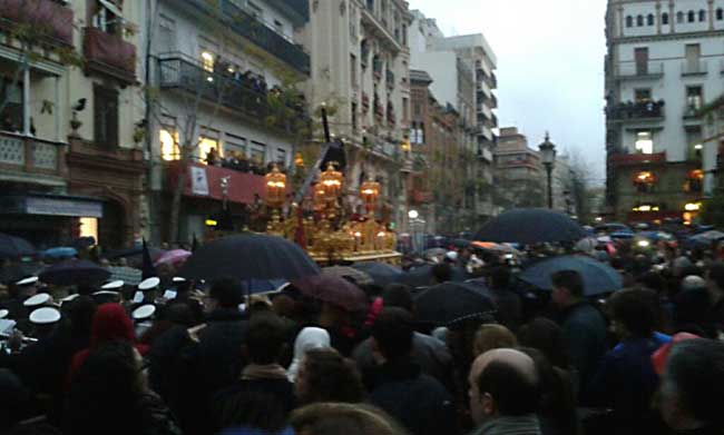 El señor de la Salud en la Campana, rumbo a la Anunciación por la lluvia / Juan Carlos Romero