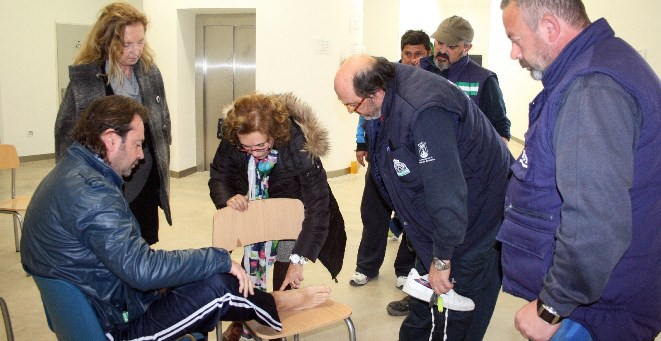 La concejal popular ha visitado a los empleados que cumplen cinco días de huelga de hambre en el Centro de Emergencias / Sevilla Actualidad