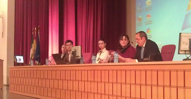 El salón de grados de la Facultad de Comunicación, en La Cartuja, acoge las jornadas de la profesión periodística / Sevilla Actualidad