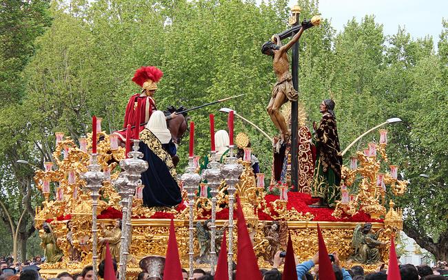 El Miércoles Santo la imagen de Cristo crucificado toma las calles de la ciudad de Sevilla. En la imagen: La Lanzada / Mrcofrade94 (flickr)