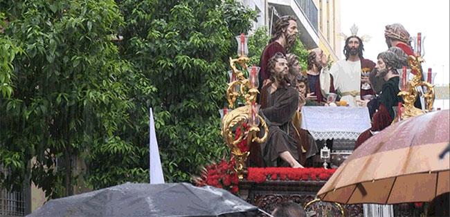 El Misterio de La Cena bajo el aguacero a los pocos minutos de su salida/ @FranVergara94