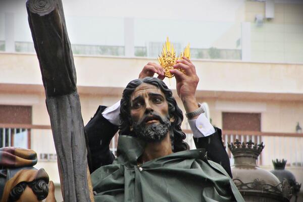 El cristo de la Victoria de la hermandad de La Paz, bajo el chaparrón que rompió el Domingo de Ramos/ @stmo_trescaidas