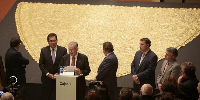 El manto de tisú de la Macarena ha vuelto a ser restaurado / Cajasol