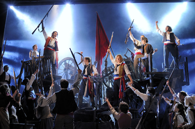 musical-los-miserables-barricadas