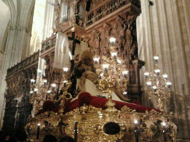 La Piedad del Baratillo por la Catedral / Laura Contreras