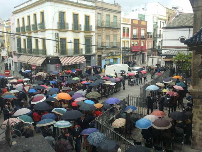 Las malas previsiones, confirmadas posteriormente, dejaron en negro un Martes Santo más en Sevilla/ @pedromblanco