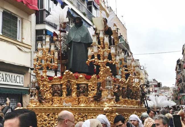 El señor de la Sentencia con capote rumbo a la Basílica de La Macarena / Alberto Martín (@Discober)