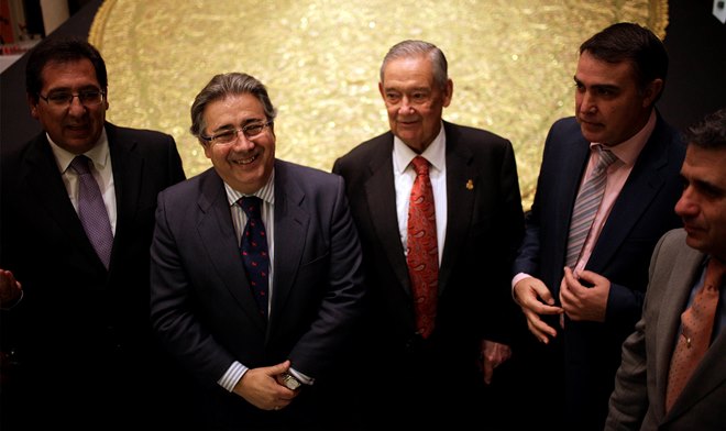 El alcalde de Sevilla, Juan Ignacio Zoido, junto a representantes de la Junta de Gobierno de la Hermandad de la Macarena / Sevilla Actualidad