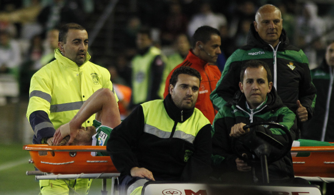 Los lamentos de Perquis presagiaron lo peor en su salida del campo ante el Deportivo / REAL BETIS