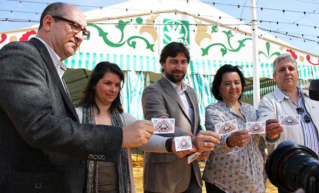 Visglerio, Mercado y Dávila junto a miembros del PA de Sevilla ante la caseta del PA/ SA