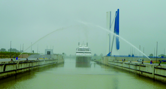 El buque con 170 pasajeros permanecerá en Sevilla hasta el viernes / Sevilla Actualidad