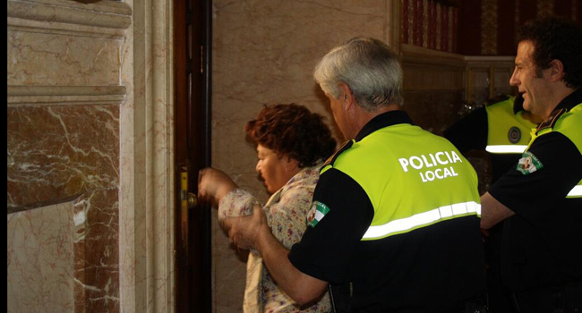 El presidente del Pleno ordenó el desalojo de los inquilinos de Emvisesa de la sesión plenaria cuando estos protestaron por el rechazo a la moción de IU que demandaba crear una comisión de investigación en el caso / Sevilla Actualidad