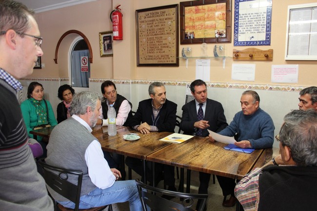 Juan Espadas en la reunión con los vecinos de Palmete./Prensa PSOE