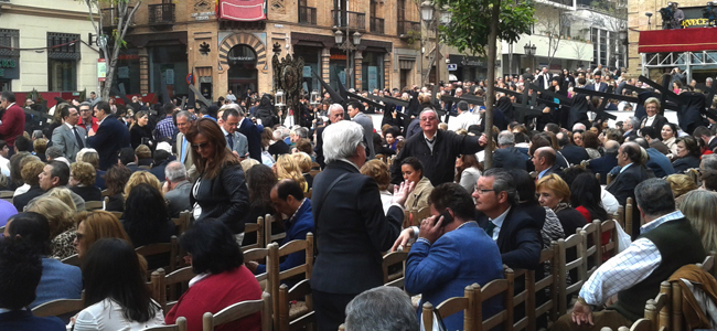 El informe de seguridad elevado al Consejo de Hermandades identifica a personas dedicadas a la venta irregular de sillas en la Carrera Oficial / Sevilla Actualidad