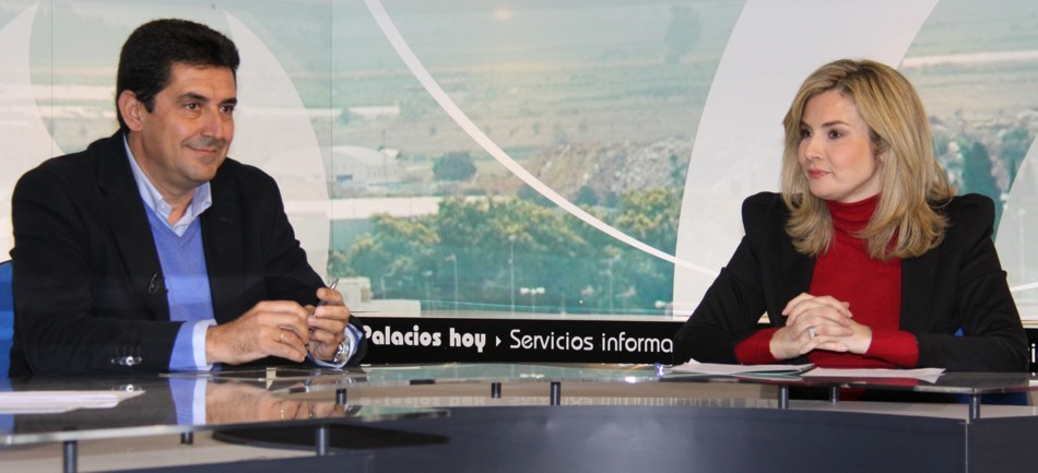 Ayala, junto al que fuera alcalde de Los Palacios, el socialista Antonio Maestre, en la televisión municipal de Los Palacios