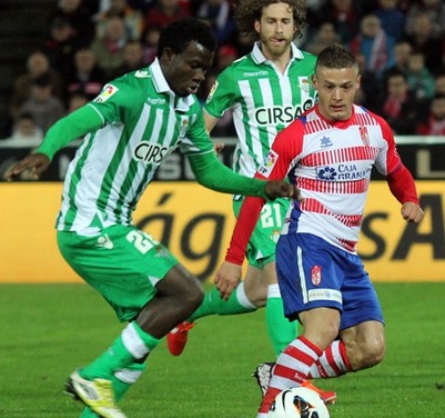 Poco a poco, Nosa va encontrando su sitio en el Betis / REAL BETIS