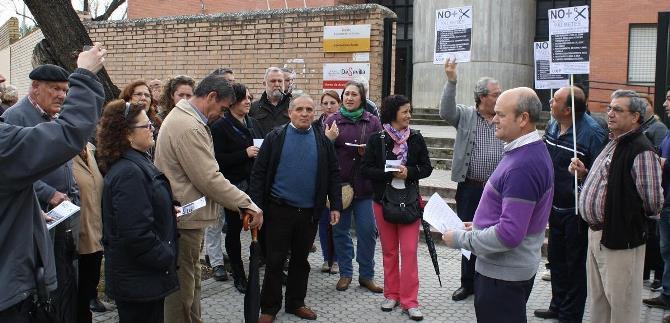 Los vecinos de Palmete se concentraron en la sede del Distrito Cerro-Amate / Sevilla Actualidad