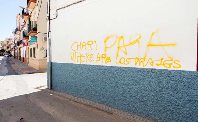 Una de las pintadas contra la ex concejal socialista de Los Palacios / Fran Amador