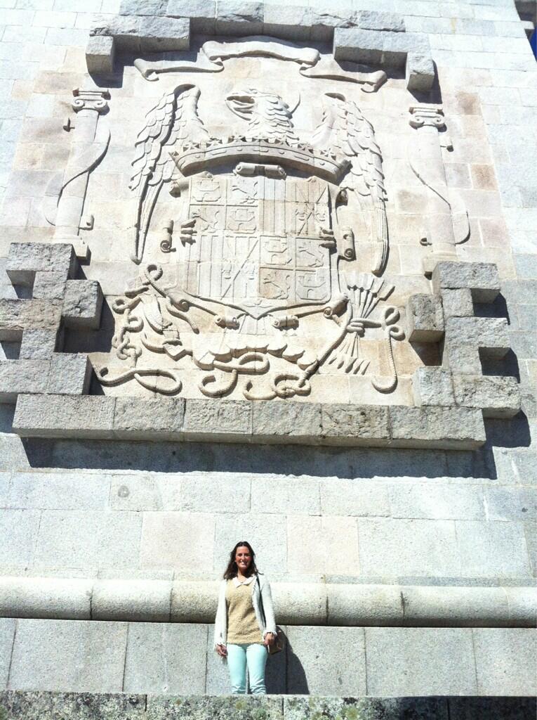 La secretaria general de Nuevas Generaciones de Sevilla posa ante el escudo franquista en el Valle de los Caídos / Sevilla Actualidad