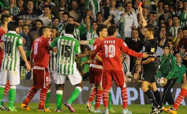 La expulsión de Medel fue una de las claves para entender un duelo de muchas lecturas / Sevilla FC