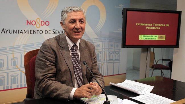 El delegado asegura que la rehabilitación de las viviendas de la barriada de Los Pajaritos se llevará a cabo al igual que se hizo con Regiones Devastadas / Sevilla Actualidad