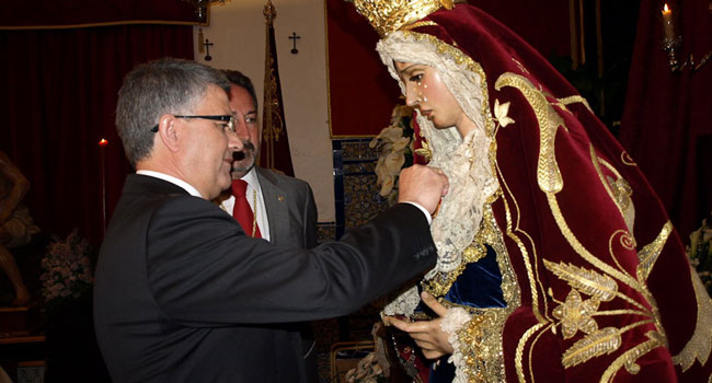 El alcalde de Constantina, Mario Martínez, impuso la medalla de oro de la ciudad a la Virgen de la Amargura / Sevilla Actualidad