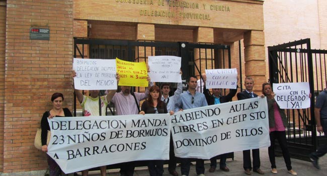 Familiares de 23 escolares han protestado ante la delegación de Educación para demandar la apertura de aulas del colegio Santo Domingo de Silos en Bormujos / Sevilla Actualidad