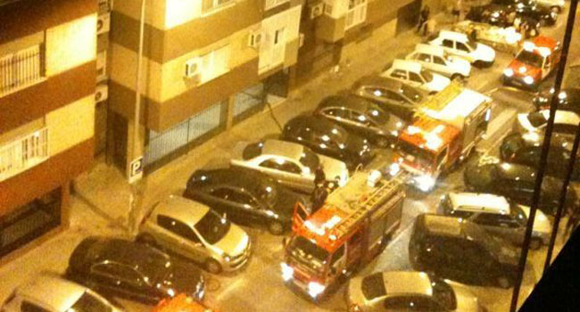 En el lugar del suceso se ha desplegado un operativo con operarios de bomberos, agentes de la Policía y personal de asistencia sanitaria / Candela Vázquez