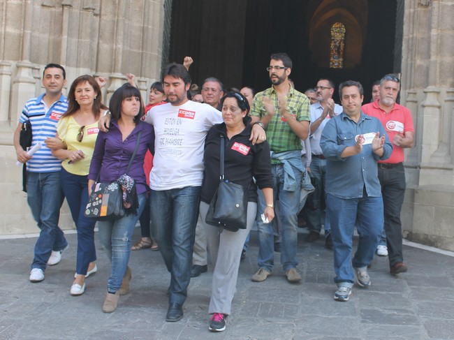 El acuerdo hace que se ponga fin al encierro en la catedral y a la huelga indefinida de los trabajadores de la cafetería del aeropuerto./Alejandro Copete