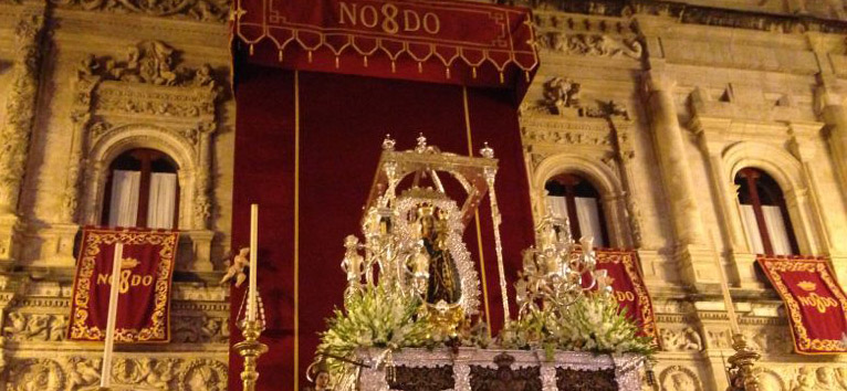 La Virgen de la Hiniesta presidió el altar en la fachada del Ayuntamiento de Sevilla desde la madrugada del jueves / Candela Vázquez