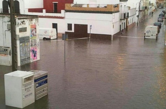 La tromba de agua de ayer sorprendió a los vecinos de Los Palacios y Villafranca./ Utrempresa, @ACSearus