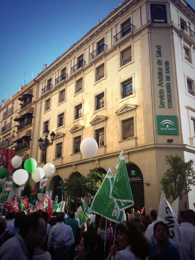 Los convocantes han destacado el número de personas ajenas al ámbito sanitario que han acudido a la manifestación./ SATSE Andalucía (@SATSE_Andalucia)