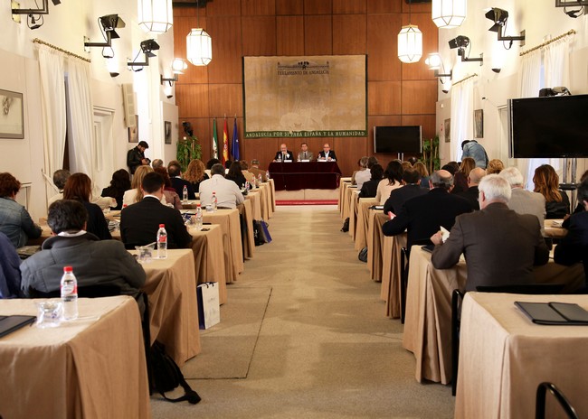 Medio centenar de personas participan en la conferencia./Parlamento de Andalucía