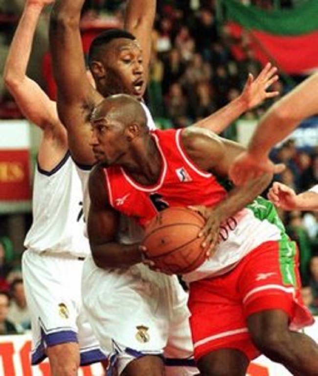 Con la equipación verde y roja, el Baloncesto Sevilla cosechó sus mejores éxitos./ Sevilla Actualidad