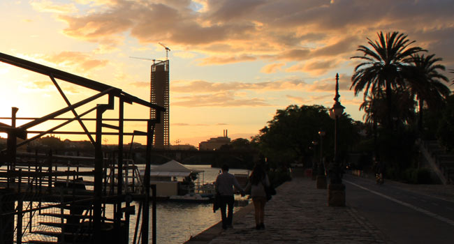 El frente nuboso se aleja este martes de la provincia de Sevilla y las temperaturas se elevan hasta los 30 grados / Juan Carlos Romero