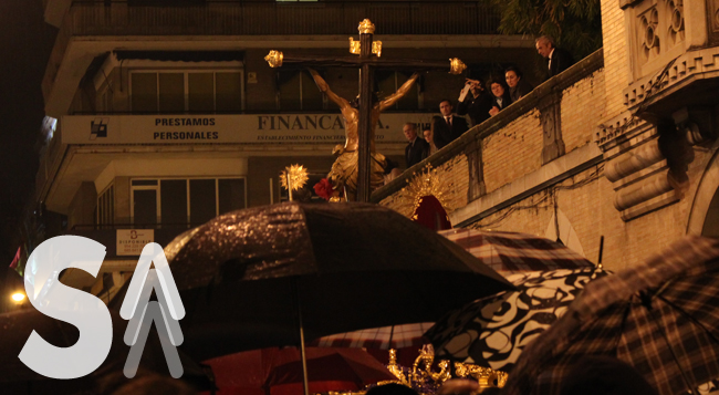 El misterio de La Lanzada entre los paraguas abiertos el miércoles santo en Sevilla / Juan Carlos Romero