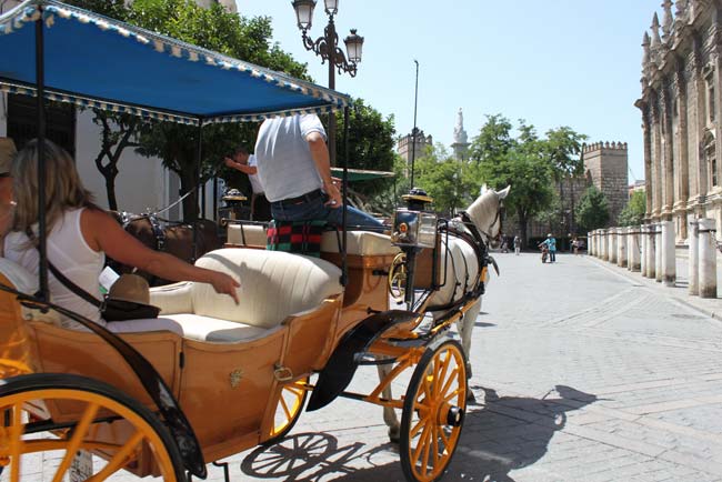 coche-caballos-turistas-turismosevilla-flickr