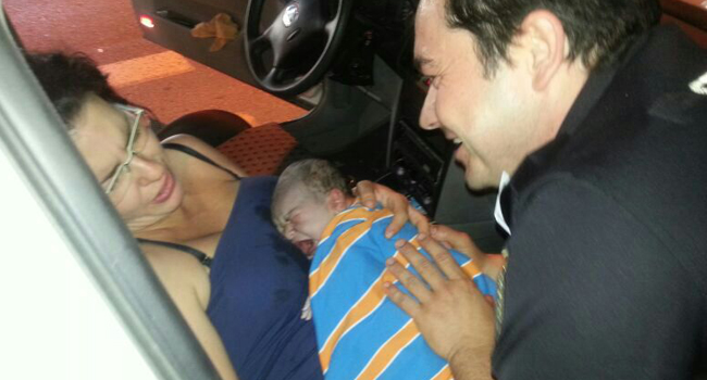 El agente de la Policía Nacional se vio obligado a intervenir ante el advenimiento del bebé en el Aeropuerto de San Pablo en Sevilla / Sevilla Actualidad