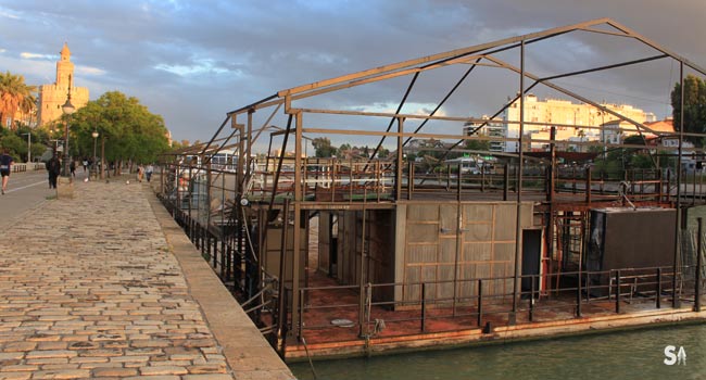 Los restos de la terraza abandonada en el Muelle de la Sal, próximos a la Torre del Oro en Sevilla / Juan Carlos Romero