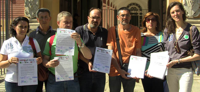 Los sindicatos sanitarios han presentado 6.000 firmas entre usuarios y profesionales demandado la paralización de la fusión de centros / Sevilla Actualidad