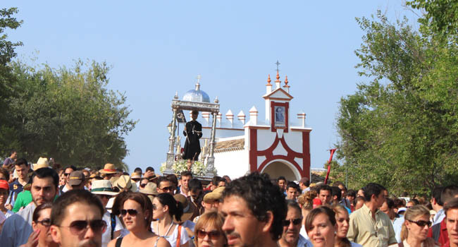 San Benito ha abandonado su santuario esta tarde camino de Castilblanco de los Arroyos / Juan C. Romero