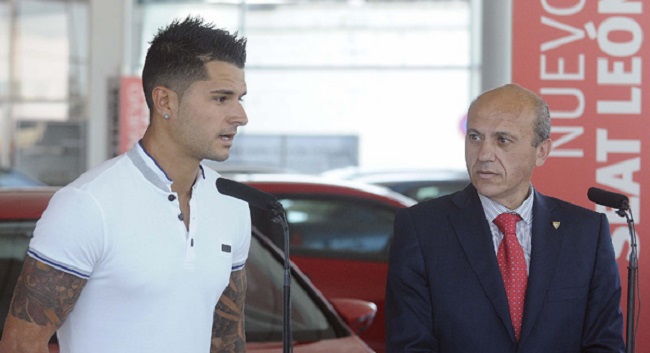 Vitolo habla ante los medios de comunicación ante la atenta mirada de José María Del Nido. / SEVILLA F.C.