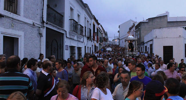 Los actos de la venida de San Benito culminaron este domingo con el traslado de la imagen a su santuario en la Sierra Norte de Sevilla / Juan Carlos Romero