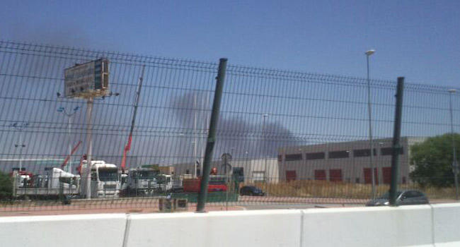 El incendio en una fábrica envasadora de frutas en Mairena comenzó en torno a las dos de la tarde / Alejandro Balbuena